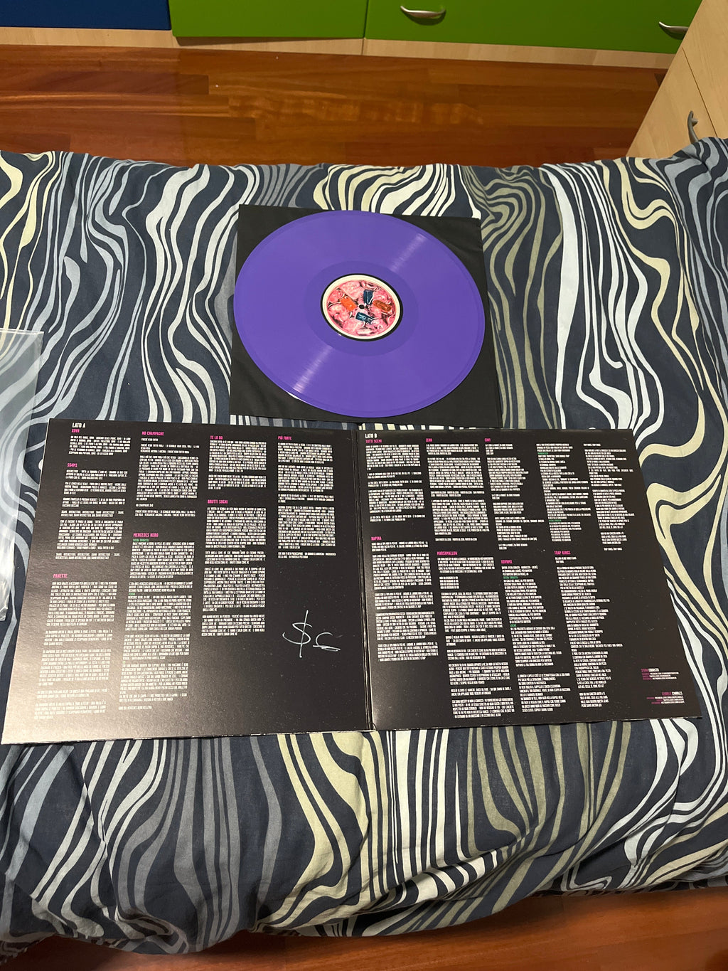 XDVR, prima stampa autografato viola (Sfera ebbasta)