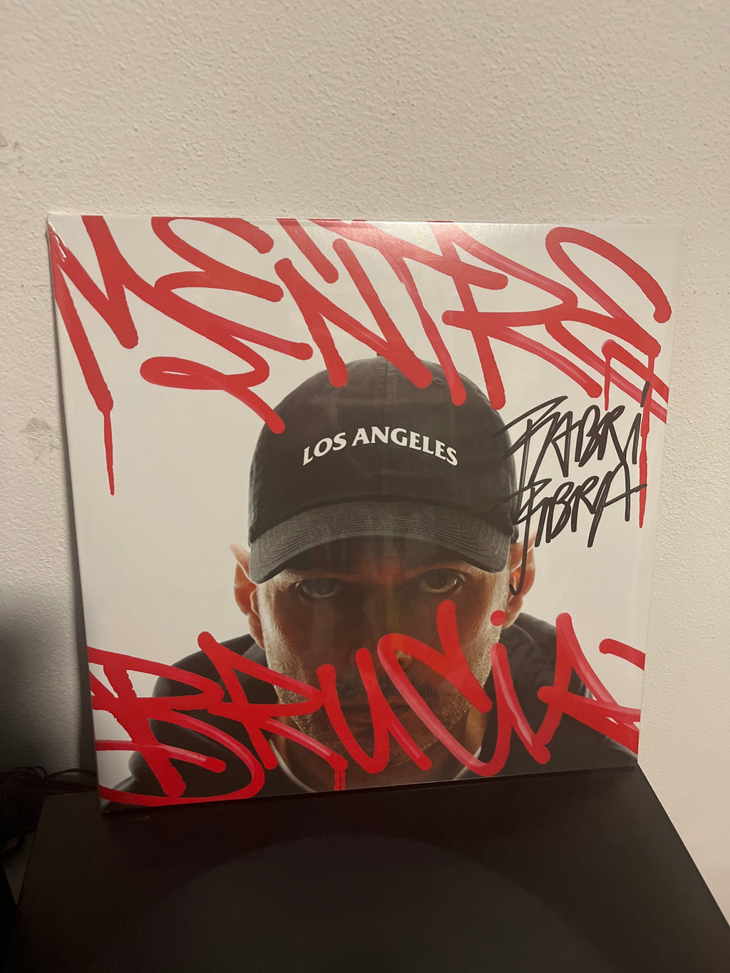 Mentre Los Angeles brucia, autografato (Fabri fibra)