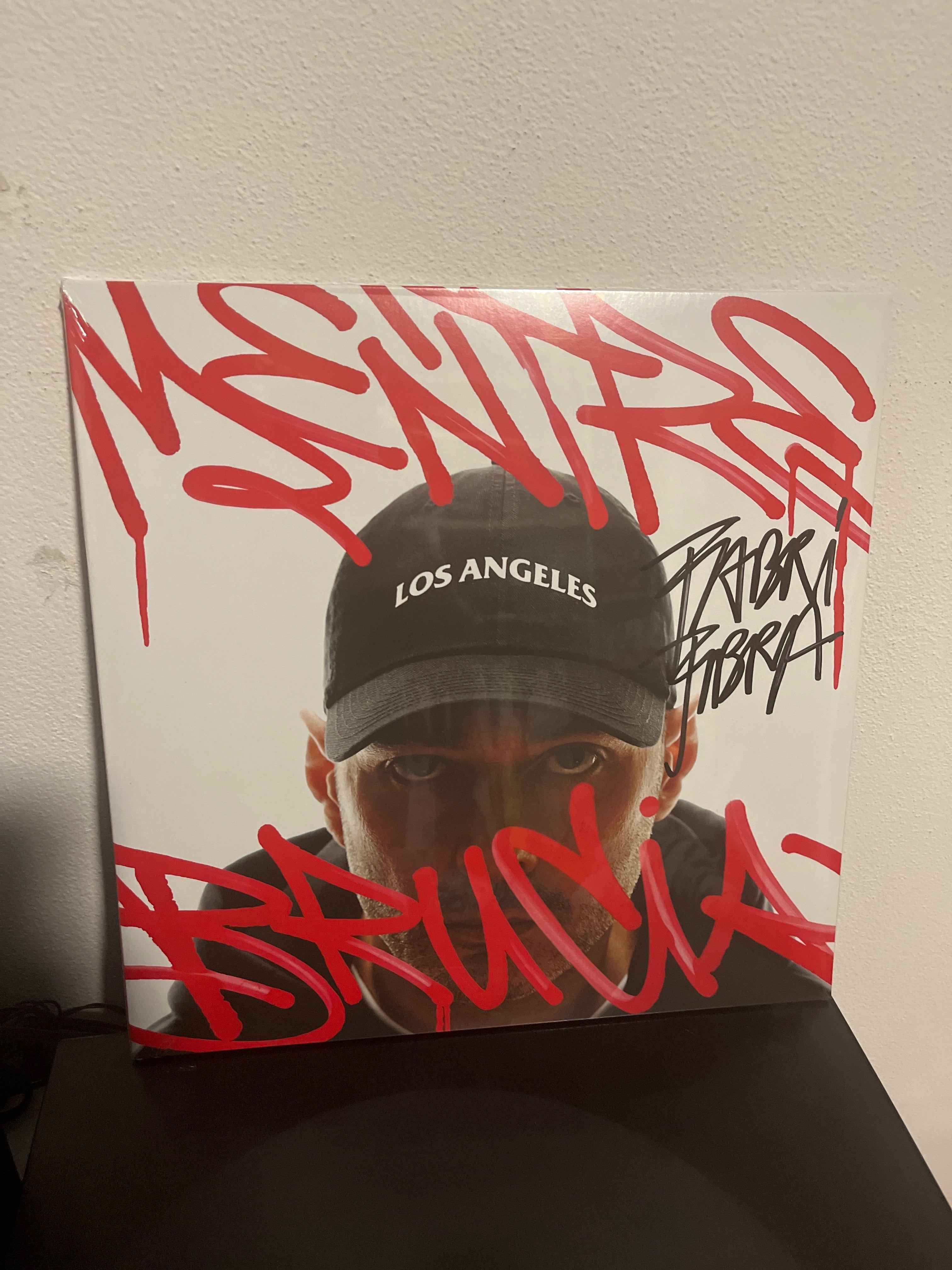 Mentre Los Angeles brucia, autografato (Fabri fibra)