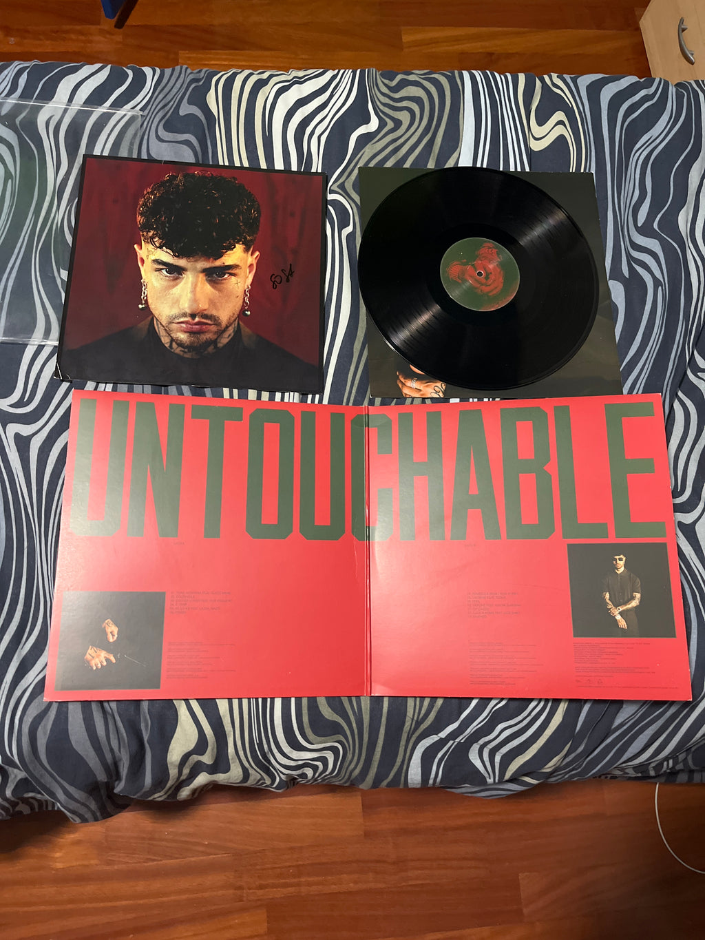 Untouchable, autografato (Tony effe)