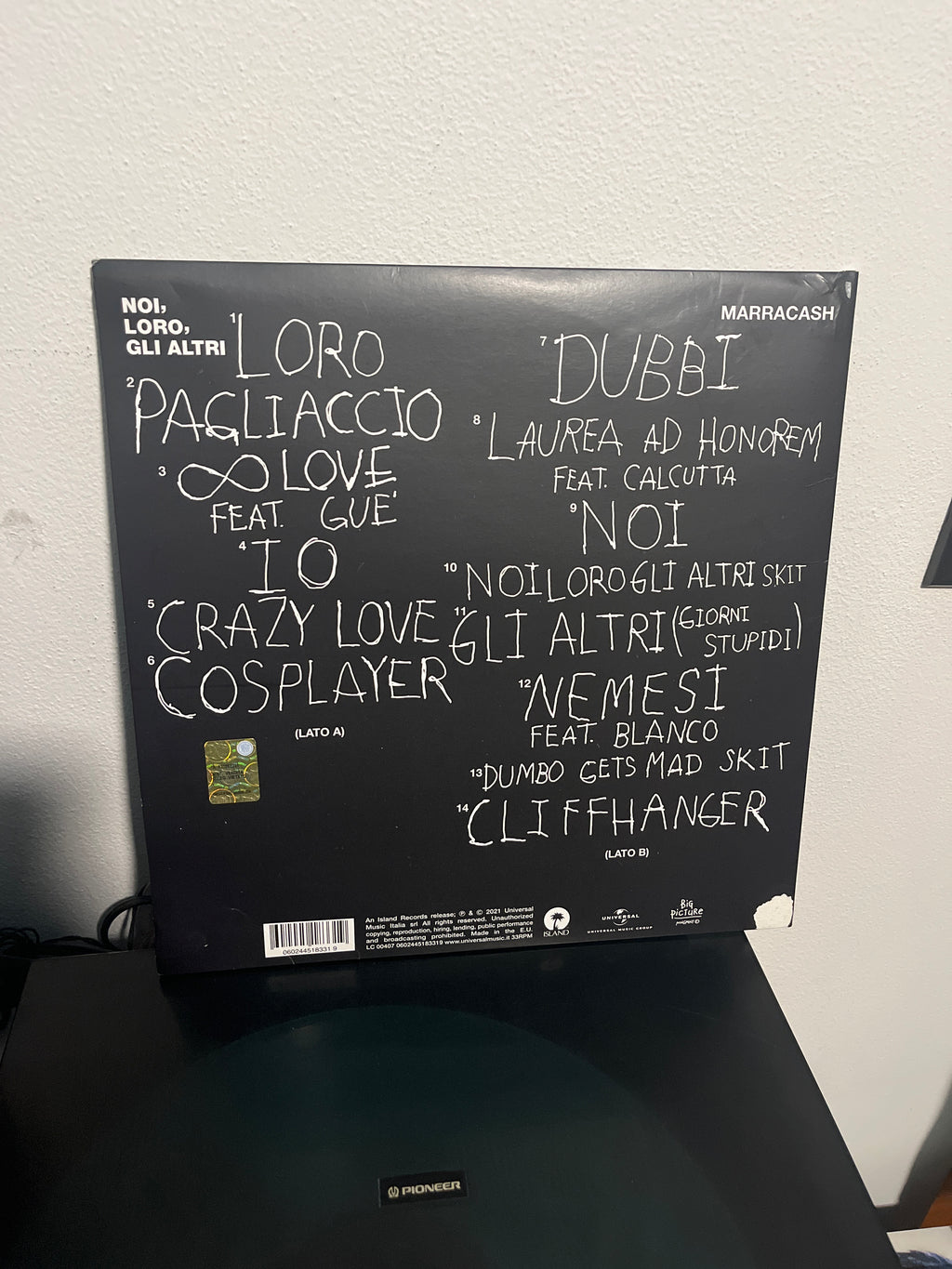 Noi, loro, gli altri, cover alternativa (Marracash)
