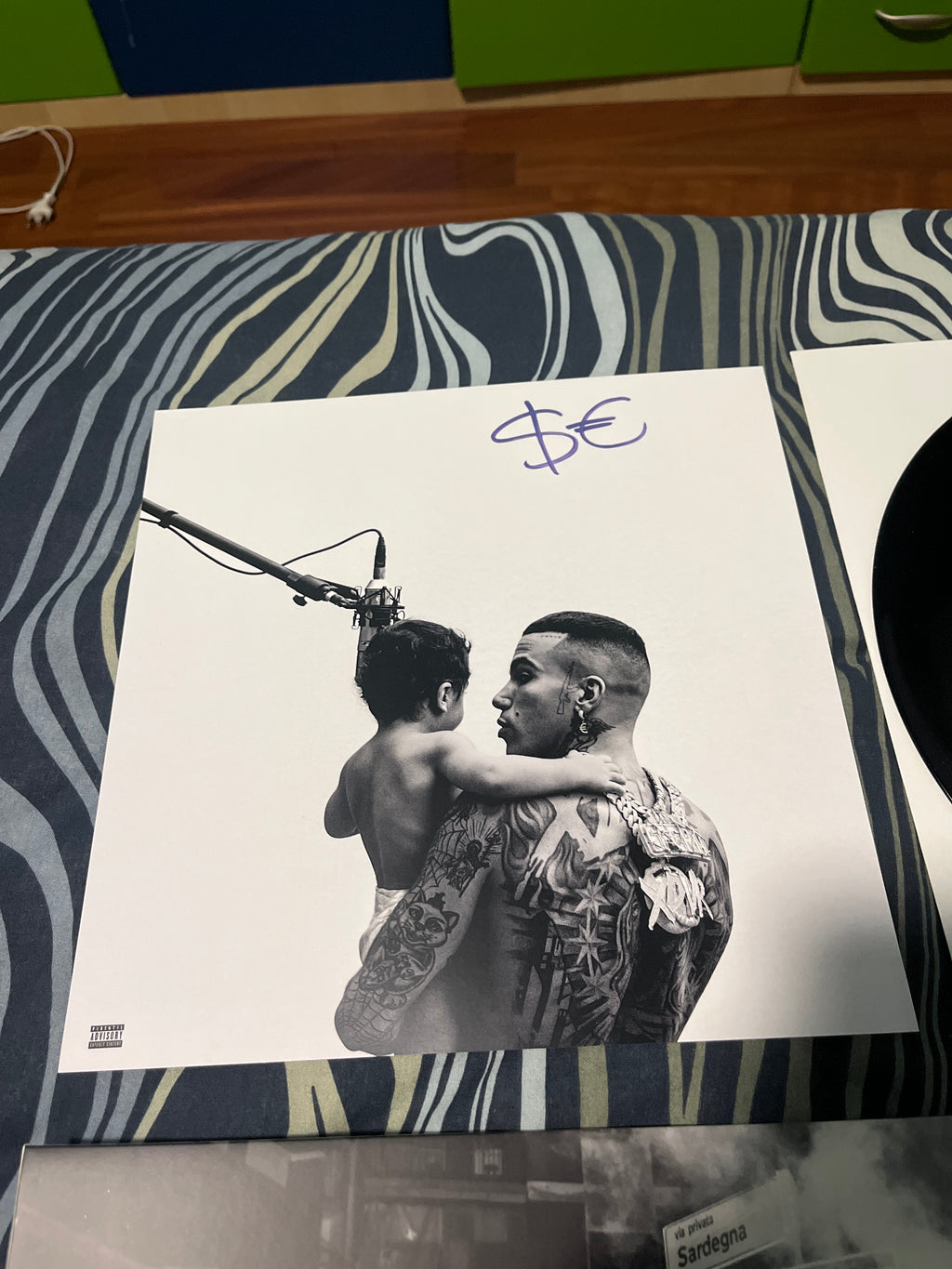 X2vr, autografato (Sfera ebbasta)