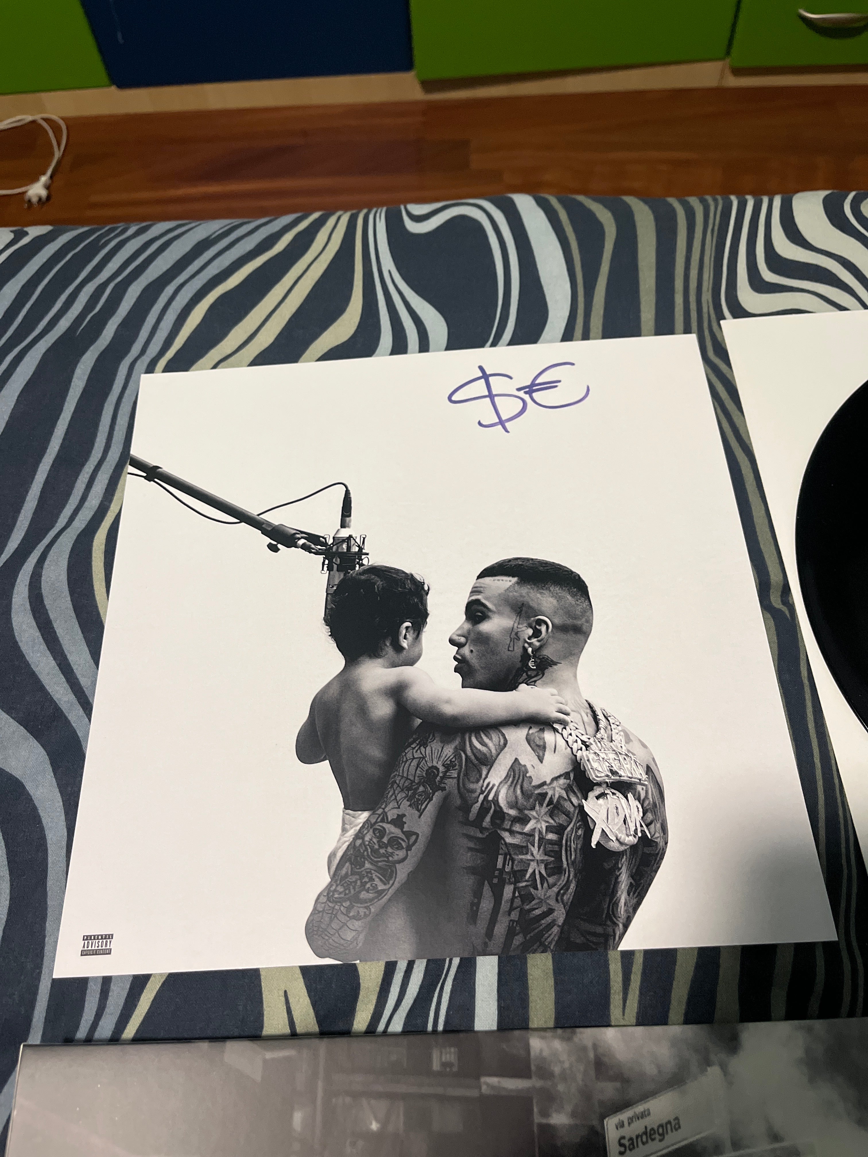 X2vr, autografato (Sfera ebbasta)