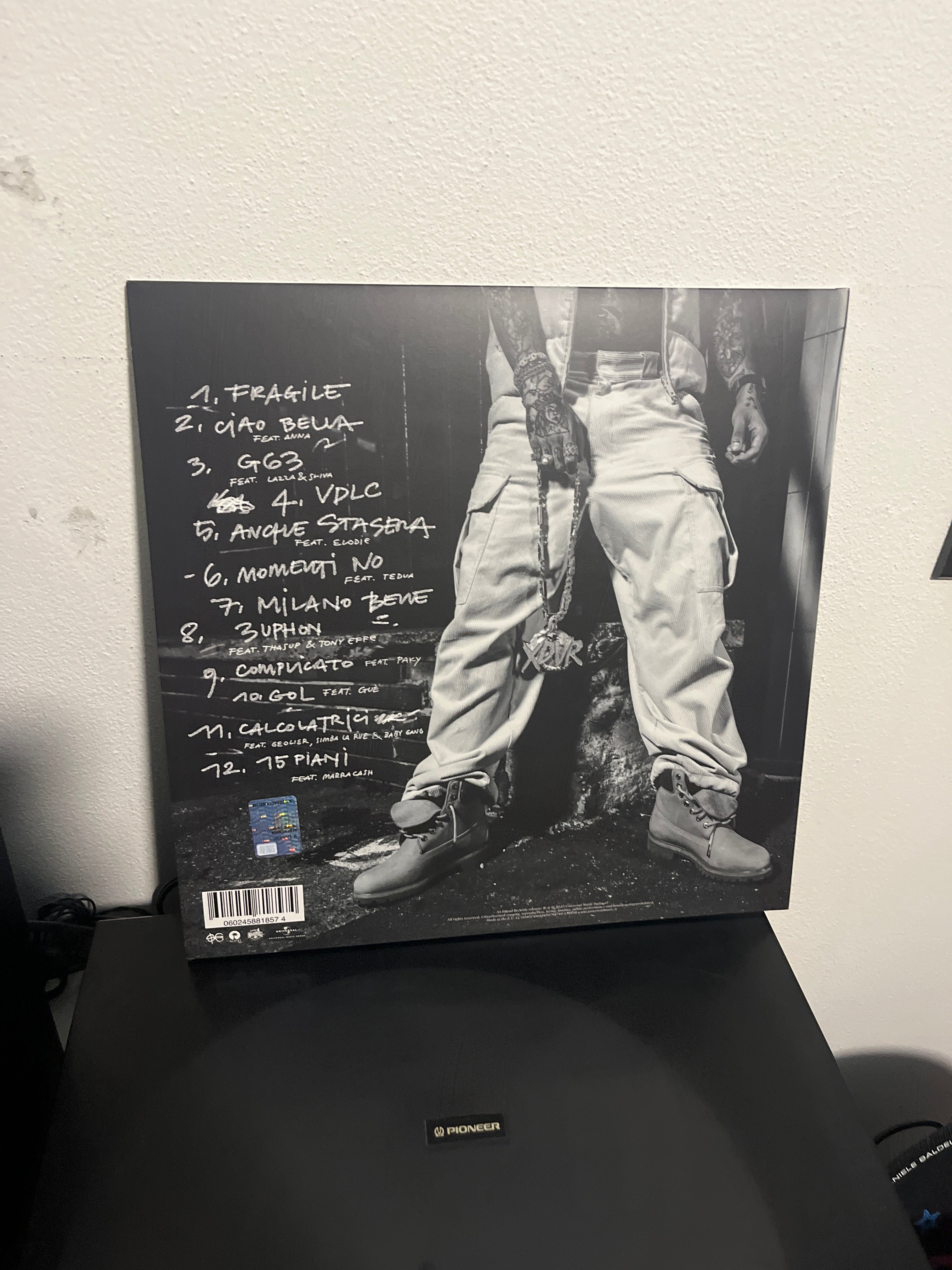 X2vr, autografato (Sfera ebbasta)